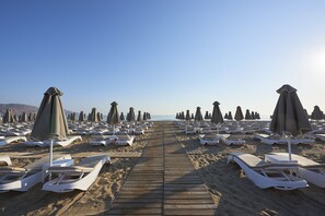 On the beach, sun loungers, beach umbrellas, beach bar - Mythos Palace Resort & Spa - All Inclusive (Apokoronas)