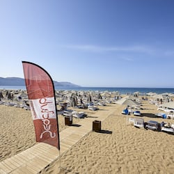 Accommodatie ligt op het strand, ligstoelen, parasols, een strandbar