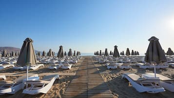 På stranden, solstolar, parasoller och strandbarer