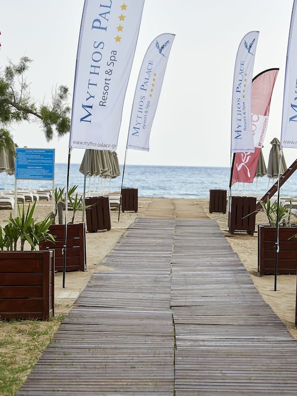 Junior suite, privézwembad, uitzicht op zee | Strand | Accommodatie ligt op het strand, ligstoelen, parasols, een strandbar