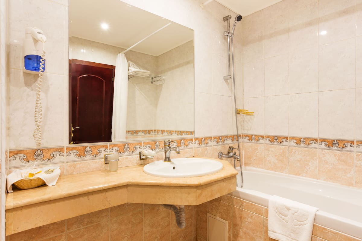 standard apartment | bathroom | combined shower/bathtub, free toiletries, hair dryer, bathrobes