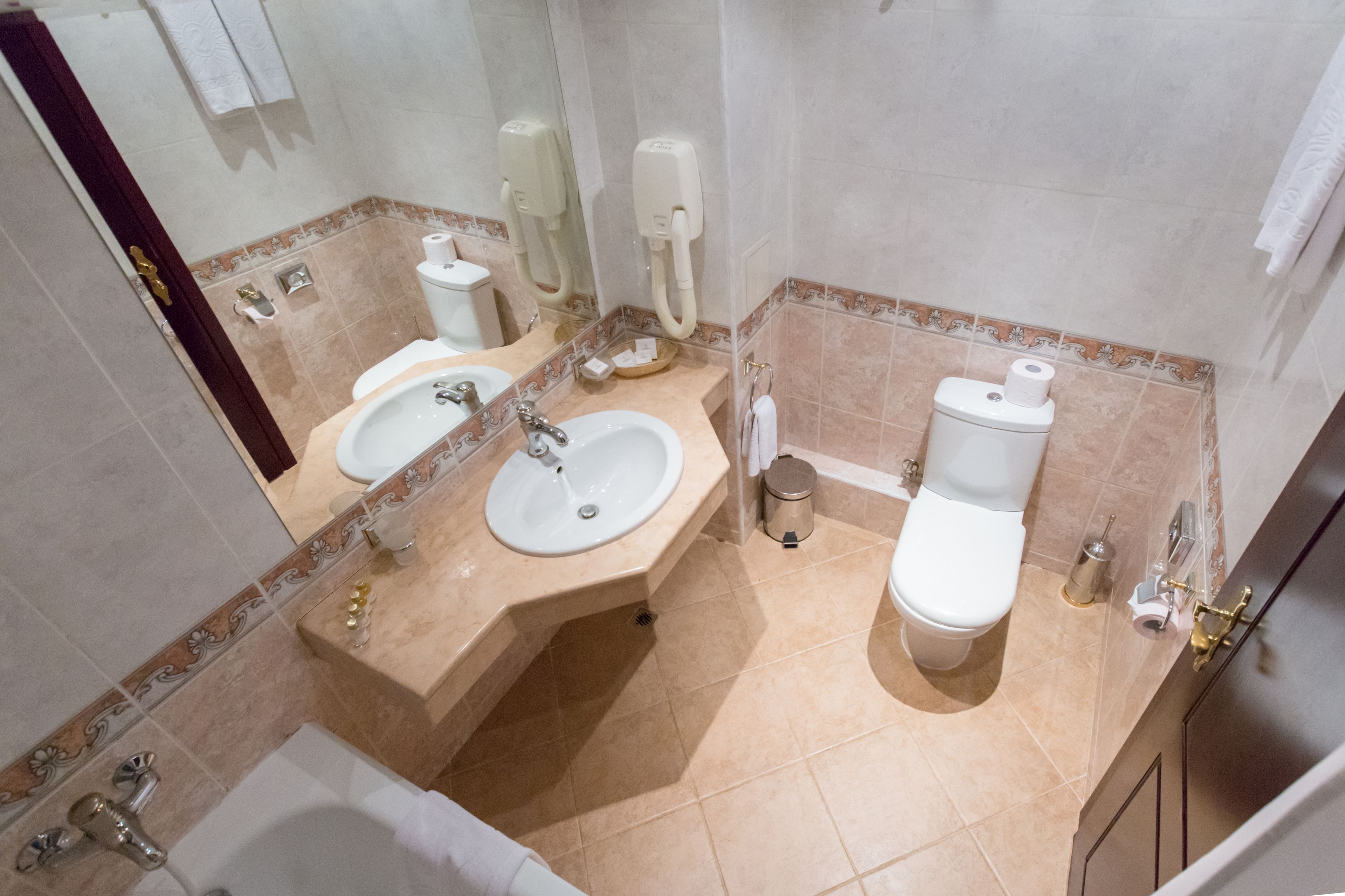 studio, 1 queen bed | bathroom | combined shower/bathtub, free toiletries, hair dryer, bathrobes