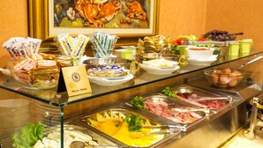 A buffet with various food items including macaroni, cheese, and meats. - Boutique Splendid Hotel (Varna)