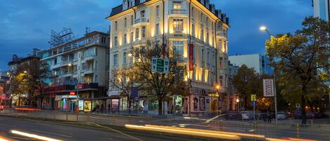 Un hotel histórico con un estilo arquitectónico europeo clásico, que cuenta con varios pisos, balcones y una ubicación destacada en una esquina.