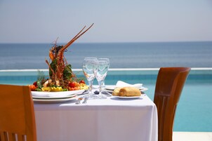Se sirven desayunos, almuerzos y cenas (con vistas a la playa) 