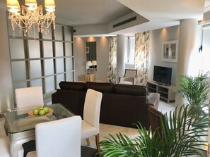 Family Suite, 1 King Bed | Living area