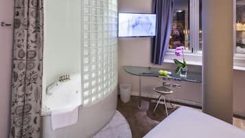 Klassieke tweepersoonskamer | Een minibar, een kluis op de kamer, verduisterende gordijnen