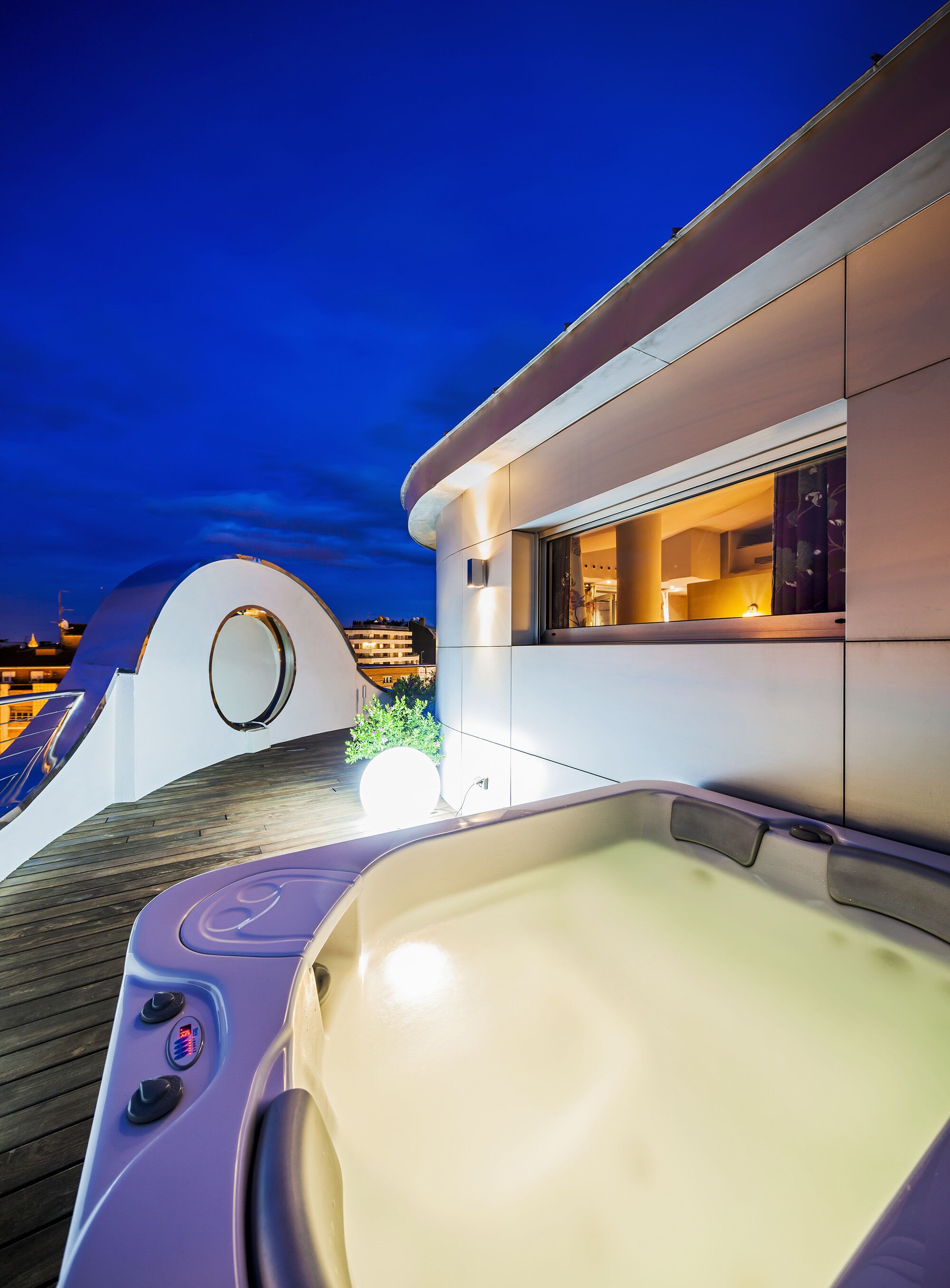 suite, jetted tub (terrace) | terrace/patio