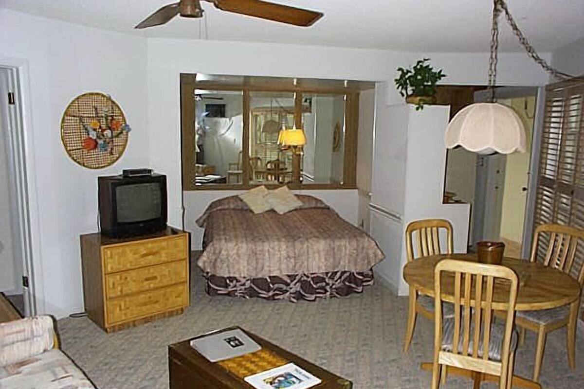 Suite Studio, 1 grand lit | Coin séjour | Lecteur de DVD