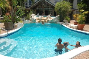 Outdoor pool, pool umbrellas, pool loungers - Freeport Resort & Club (Freeport)