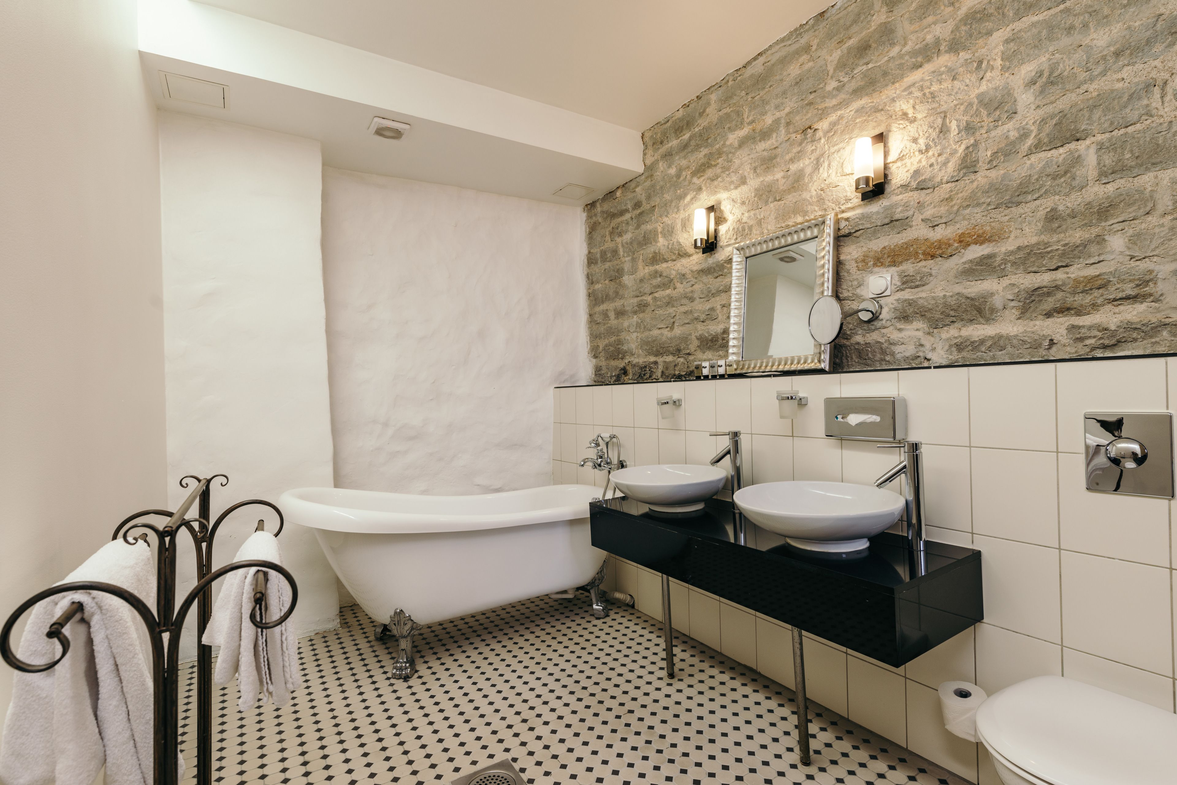 executive double room | bathroom | free toiletries, hair dryer, bathrobes, slippers