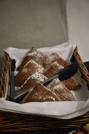 Daily full breakfast (EUR 20 per person)