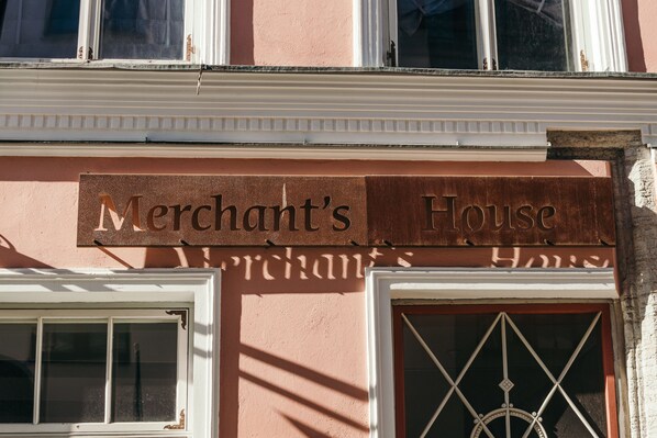 A building with a sign reading "Merchant's House." - Merchants House Hotel (Tallinn)