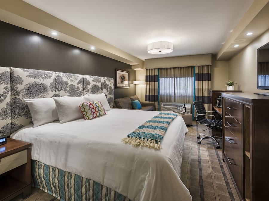 Ropa de cama de alta calidad, caja fuerte, escritorio