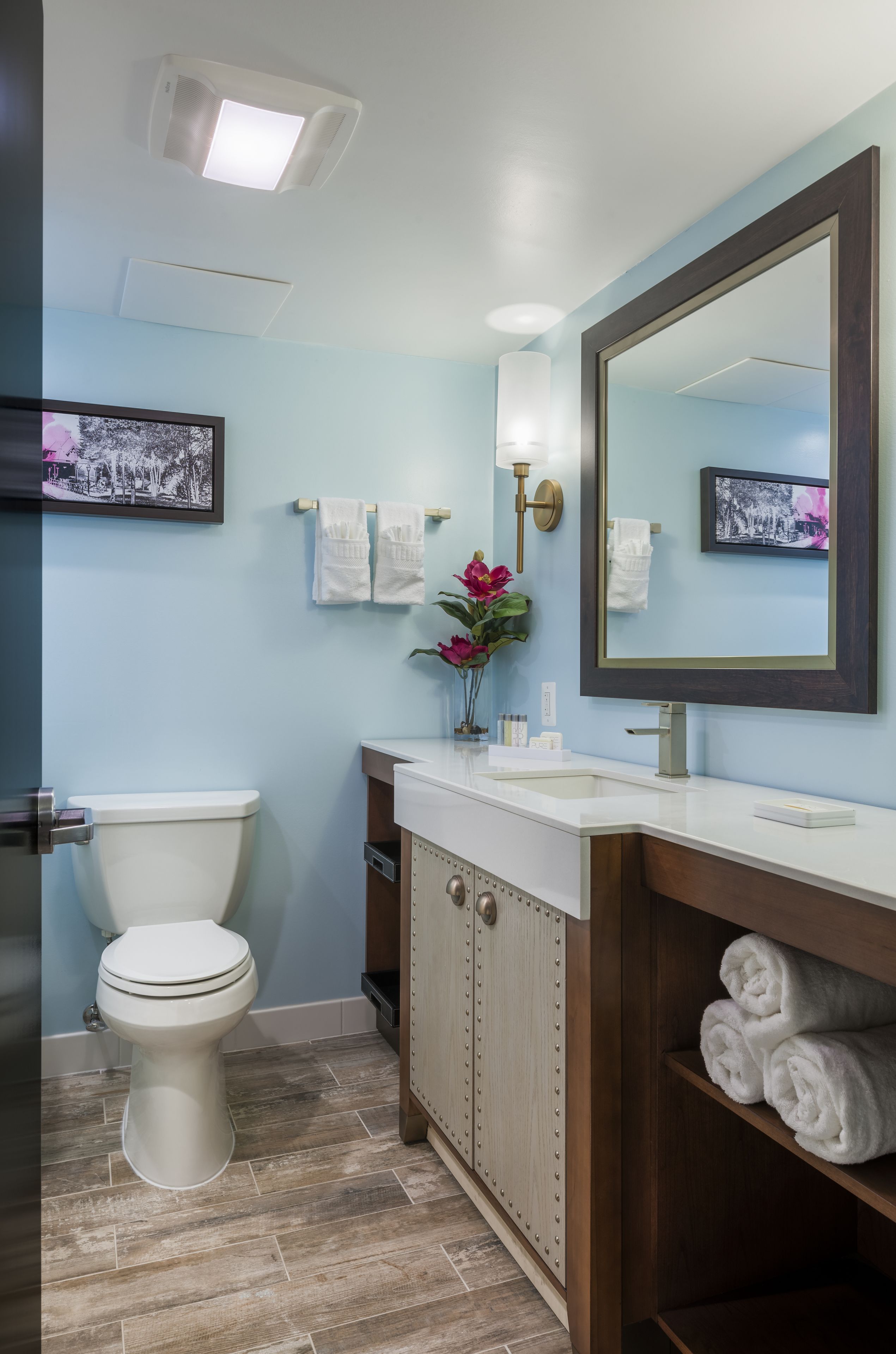 combined shower/bathtub, designer toiletries, hair dryer, towels