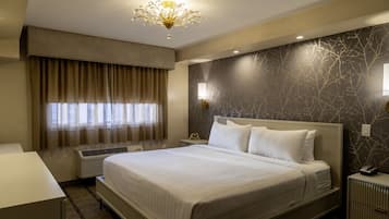 Diamond Suite | In-room safe, desk, laptop workspace, blackout drapes