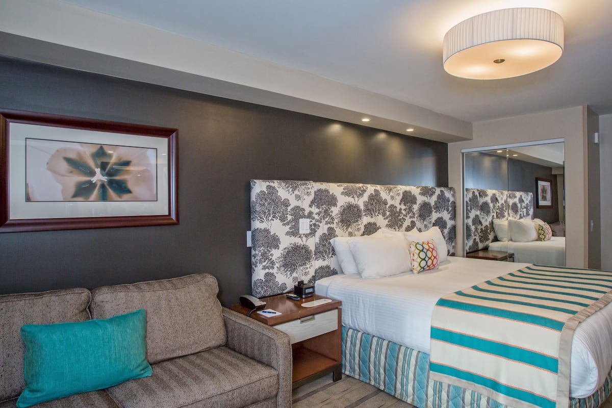 Premium bedding, in-room safe, desk, laptop workspace