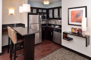 책상, 암막 커튼, 다리미/다리미판, 무료 유아용 침대