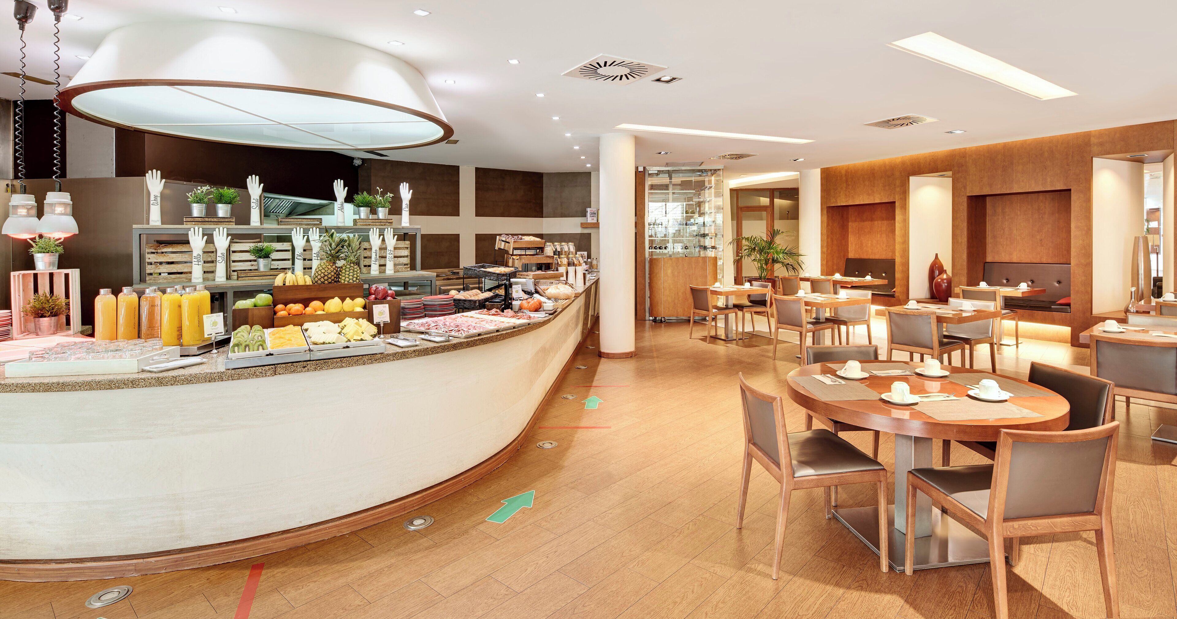 Buffetaamiainen viikonloppuisin (15 EUR per henkilö)