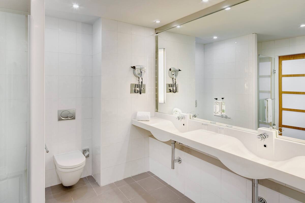 separate bathtub and shower, hair dryer, bidet, towels