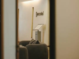 Zona de recepción con un cartel que dice 'Serotel' y un mostrador.