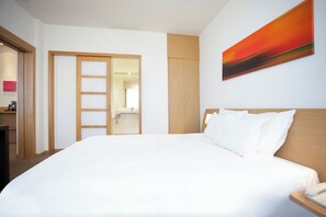 Minibar, coffres-forts dans les chambres, bureau, rideaux occultants