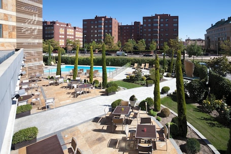 Una piscina al aire libre de temporada