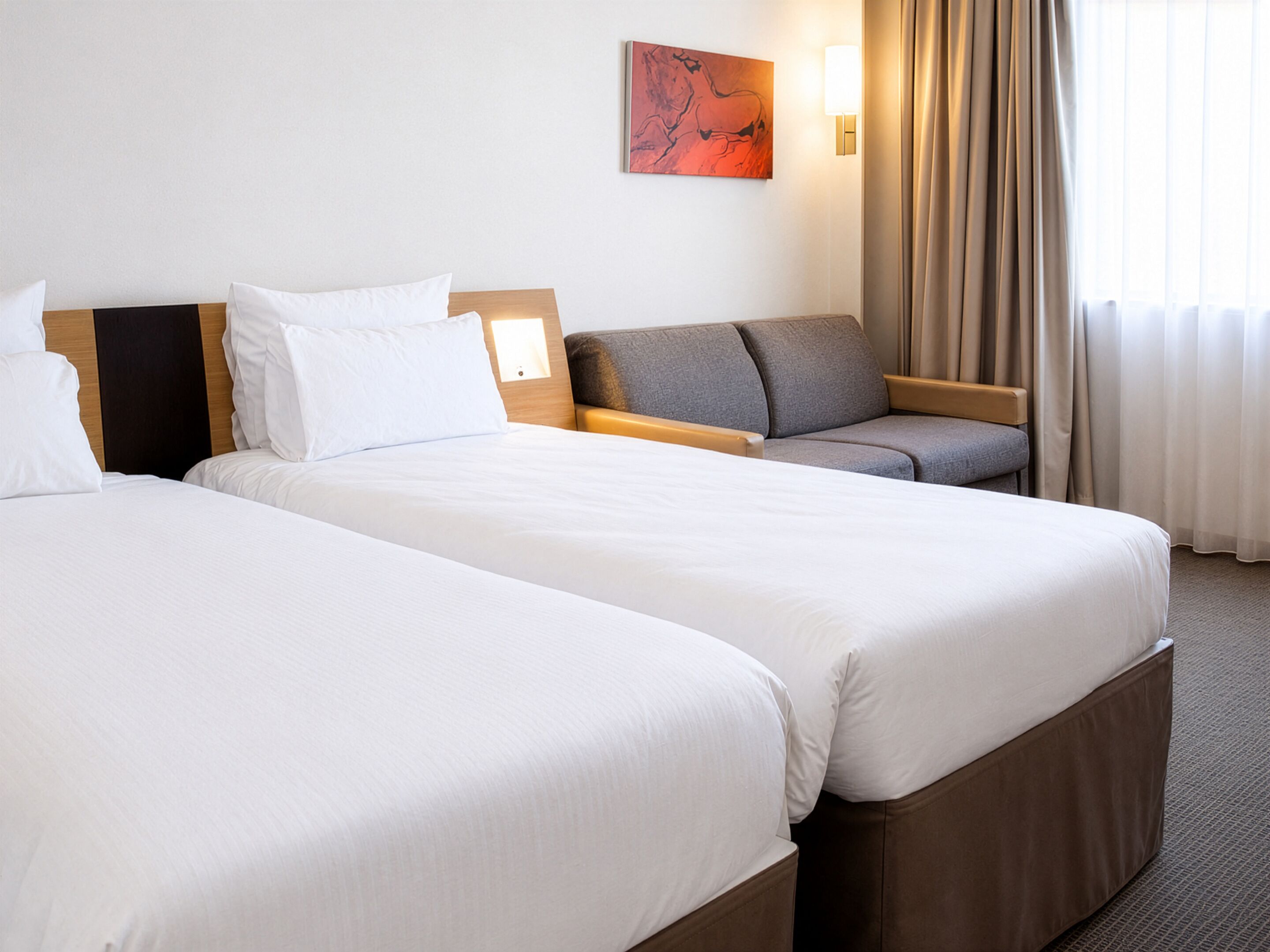 Klassieke Twin kamer | Een minibar, een kluis op de kamer, een bureau, verduisterende gordijnen