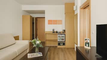 Minibar, coffres-forts dans les chambres, bureau, rideaux occultants