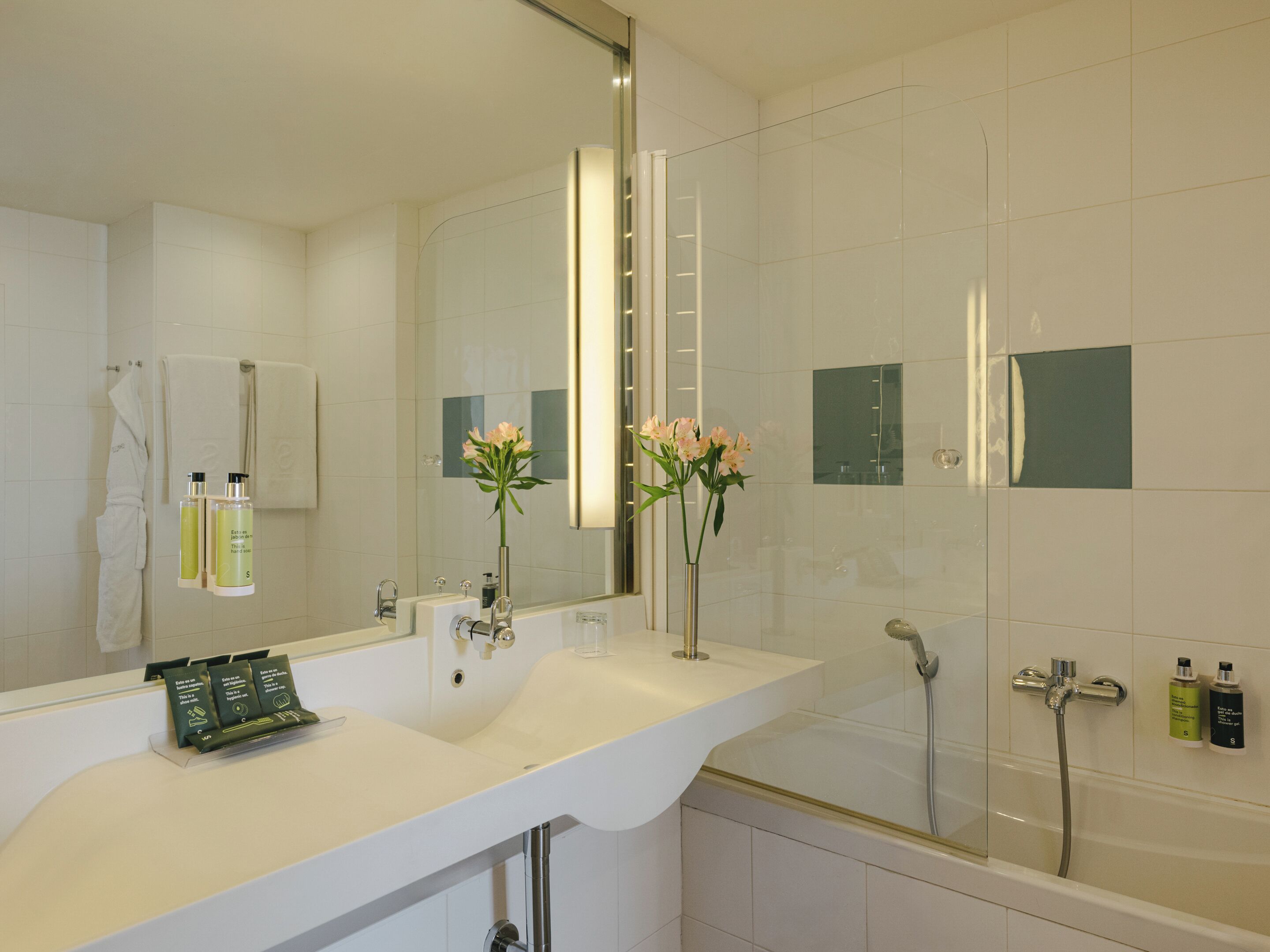 Habitación clásica con 2 camas individuales | Baño | Bañera y ducha independientes, secador de pelo, bidé y toallas