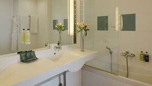 Chambre classique avec lits jumeaux | Salle de bain