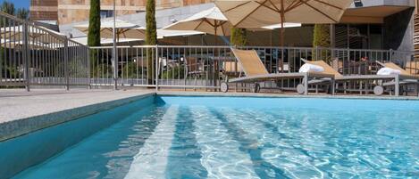 Una piscina al aire libre de temporada