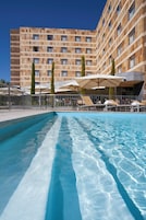 Una piscina al aire libre de temporada