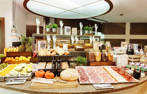 Buffet breakfast on weekends (EUR 15 per person)