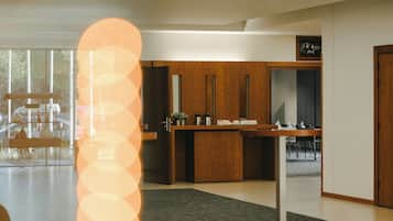 Una cocina moderna con armarios de madera, una encimera y un comedor con sillas.