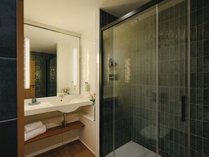 Chambre classique double | Salle de bain | Baignoire et douche séparées, séchoir à cheveux, bidet