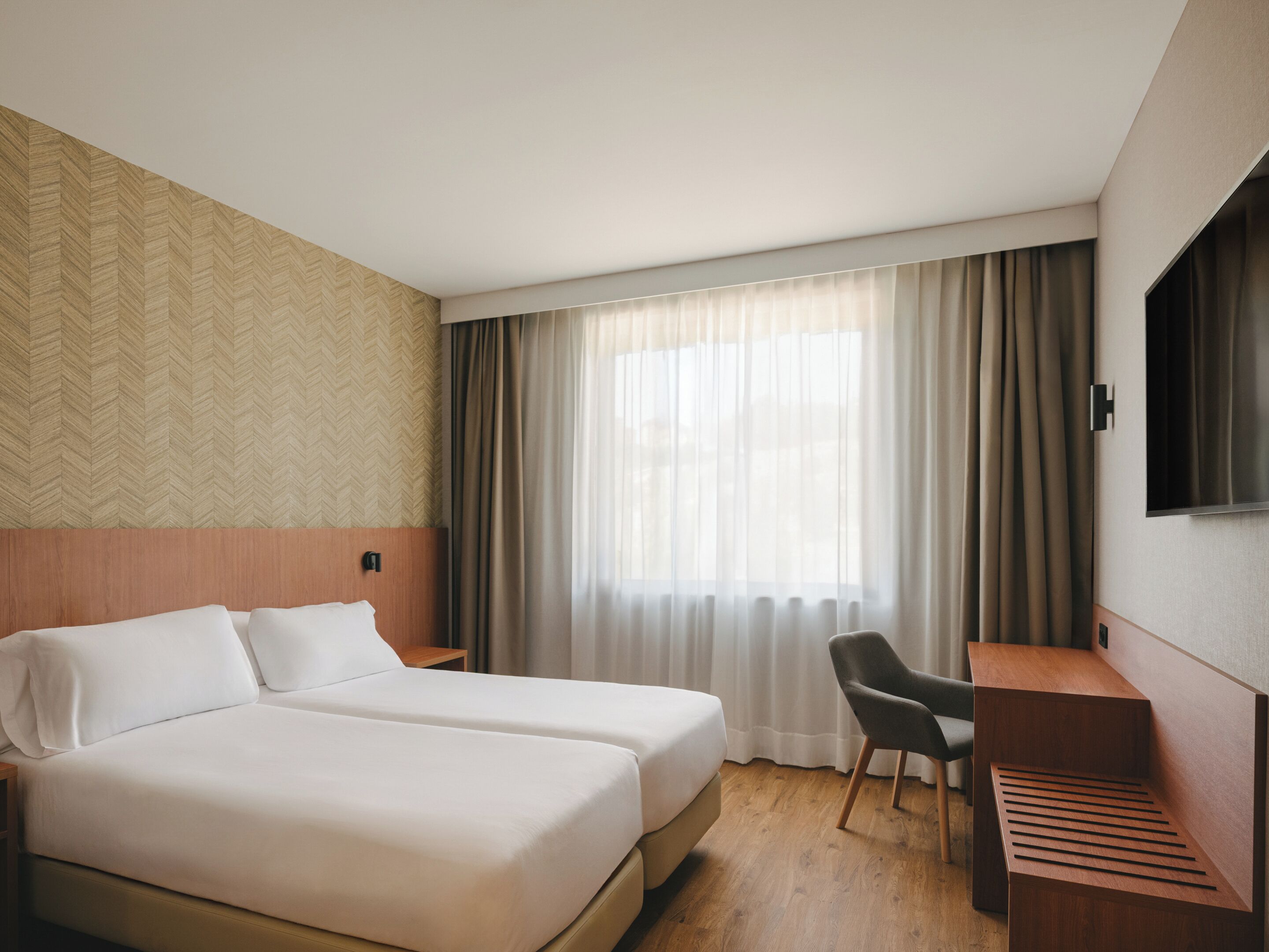 Klassieke Twin kamer | Een minibar, een kluis op de kamer, een bureau, verduisterende gordijnen