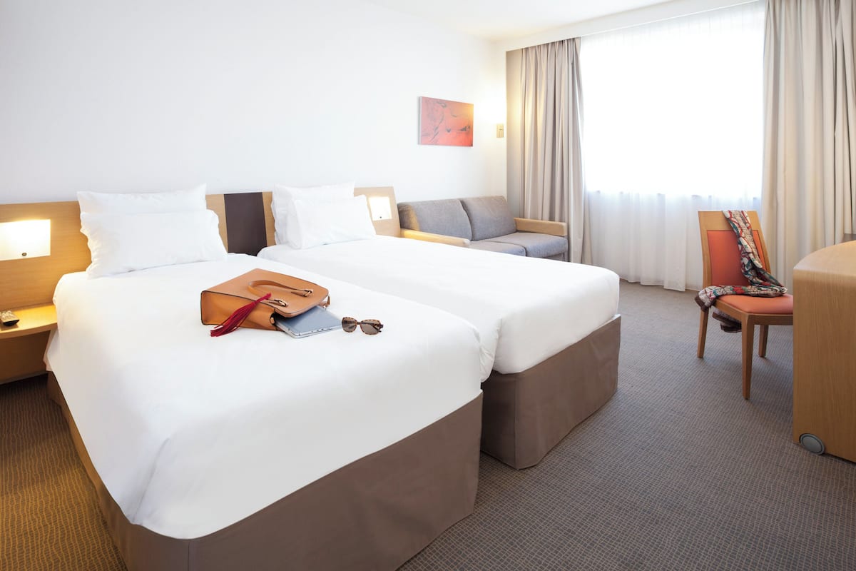 Classic Twin Room | Minibar, in-room safe, desk, blackout drapes