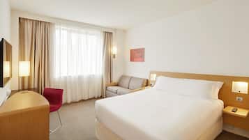 Classic Double Room | Minibar, in-room safe, desk, blackout drapes