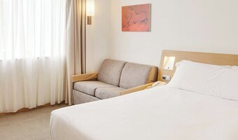 Minibar, värdeförvaringsskåp på rummet och skrivbord