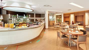 Se ofrece un desayuno bufé los fines de semana (por un coste adicional)
