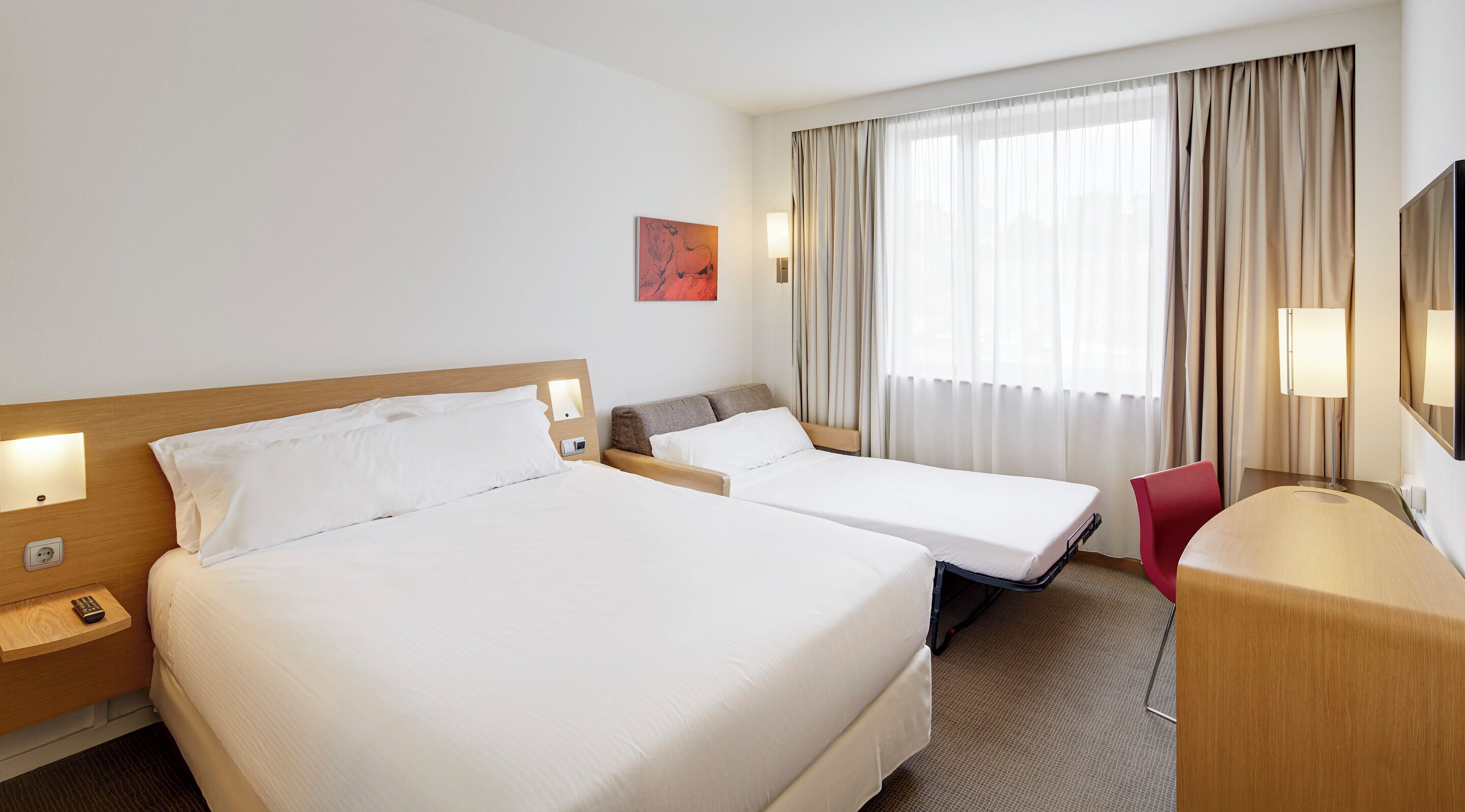 Een minibar, een kluis op de kamer, een bureau, verduisterende gordijnen