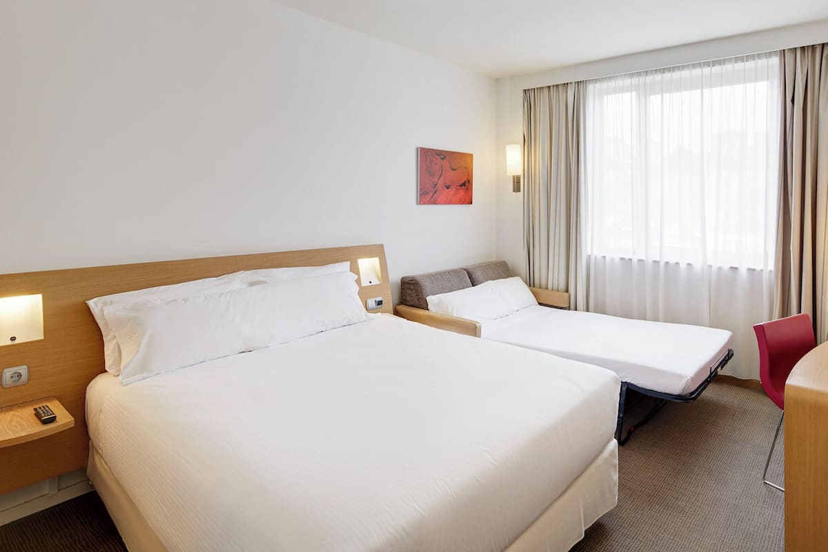 Een minibar, een kluis op de kamer, een bureau, verduisterende gordijnen