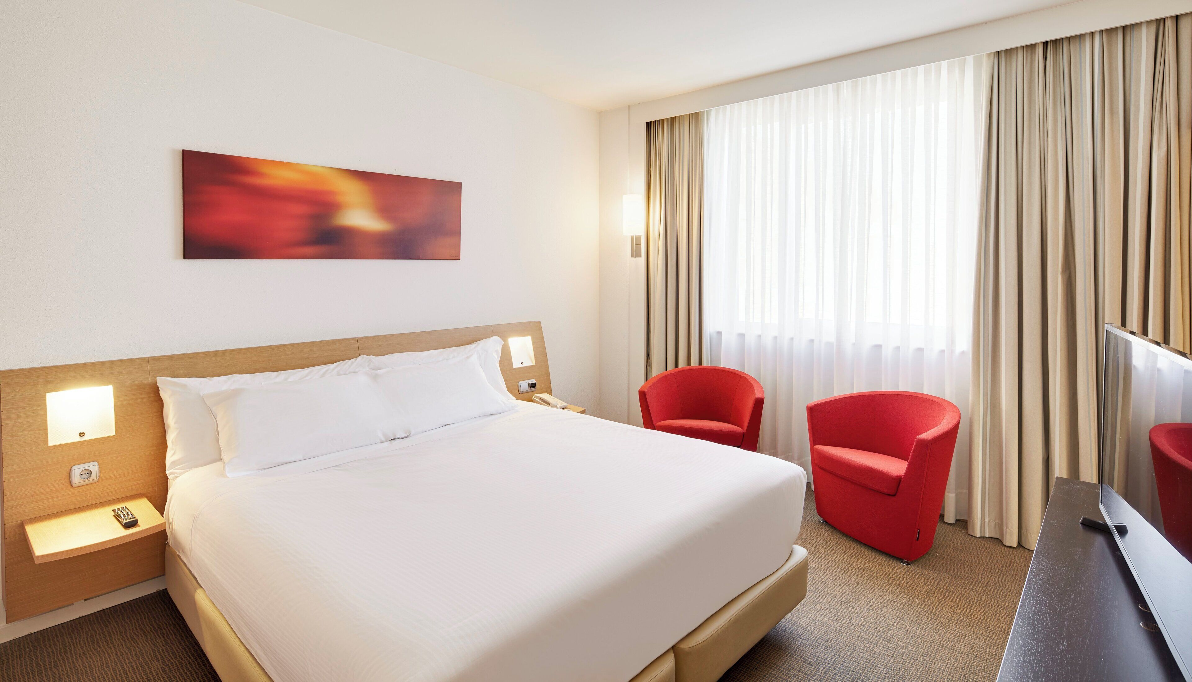 classic room | minibar, in-room safe, desk, blackout curtains