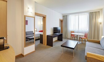 Minibar, värdeförvaringsskåp på rummet och skrivbord