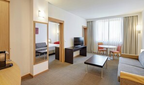 Minibar, coffre-fort, bureau, rideaux d’obscurcissement