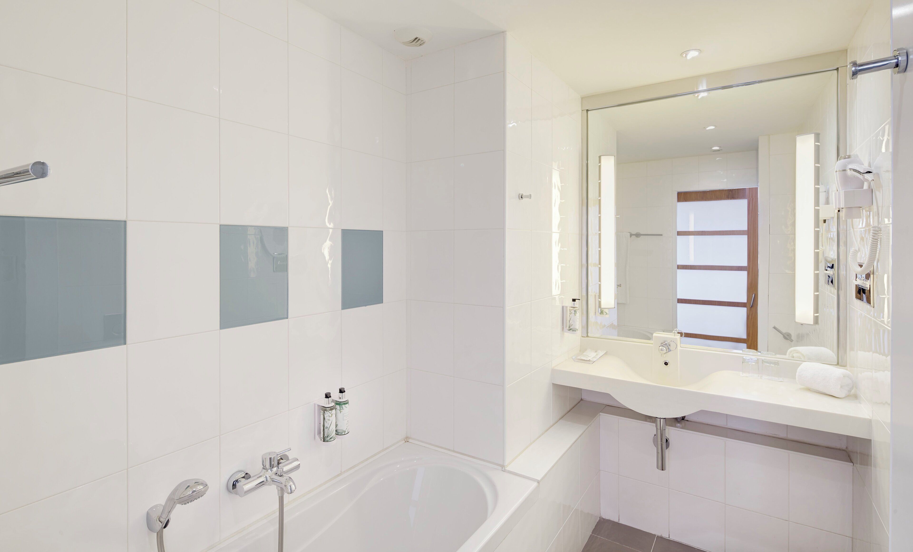 classic room | bathroom | separate bathtub and shower, hair dryer, bidet, towels