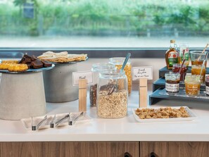 Tägliches kontinentales Frühstück (20.50 EUR pro Person)