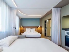 Suite superior, 1 cama doble con sofá cama | Minibar, caja fuerte, escritorio y cortinas opacas
