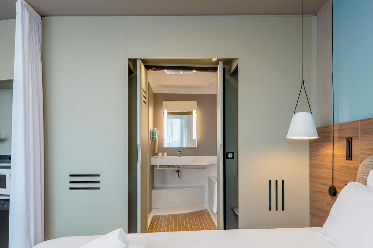 Suíte superior, 1 cama de casal e sofá-cama | Frigobar, cofres nos quartos, escrivaninha, cortinas blackout